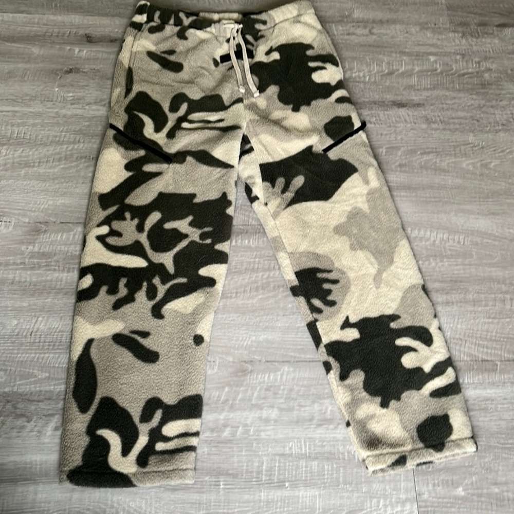 Essentials Fear of God Fleece Camo Pants - youth 10